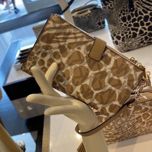 MICHAEL KORS LARGE DOUBLE ZIP WRISTLET WALLET PHONE CASE CLUTCH 
Camel Multi - Picture 15 of 16